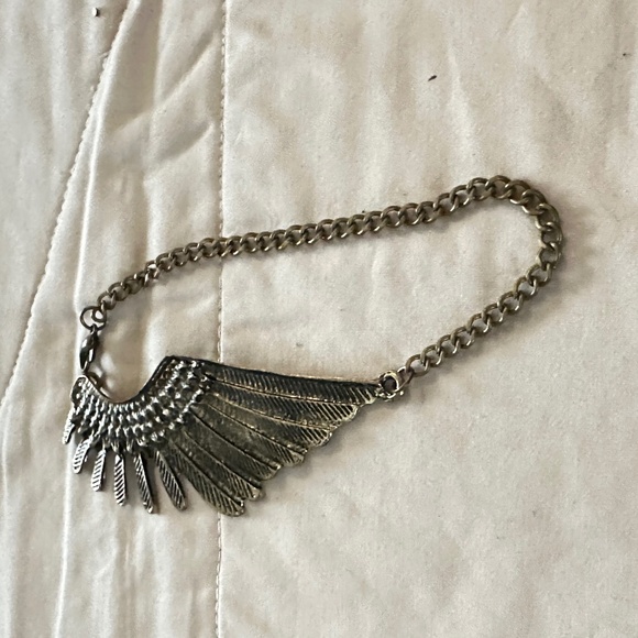 2/$15 Large, Vintage Angel Wing chain anklet. Gold tone. Unknown metal. - Picture 2 of 10